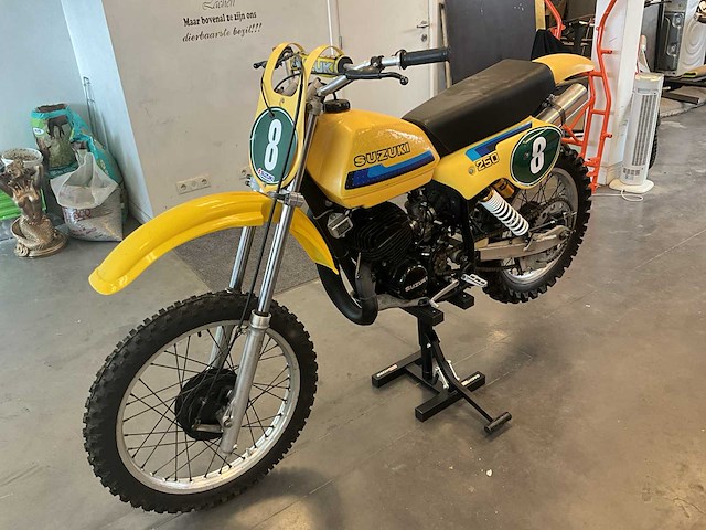 Crossmotor suzuki 250cc - afbeelding 1 van  10