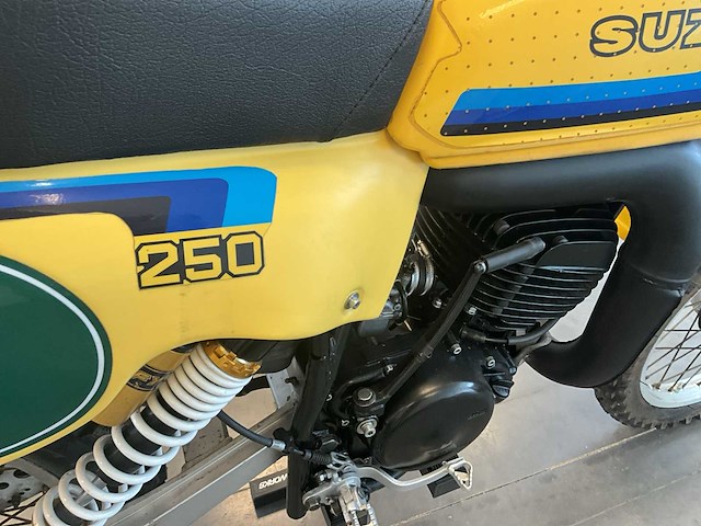 Crossmotor suzuki 250cc - afbeelding 6 van  10
