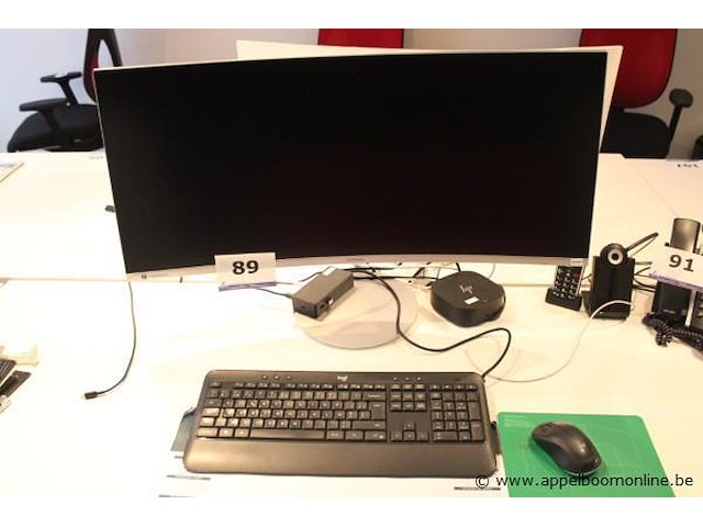 Curved monitor - samsung draadloos toetsenbord - logitech draadloze muis - logitech docking station - hp luidspreker - afbeelding 1 van  2