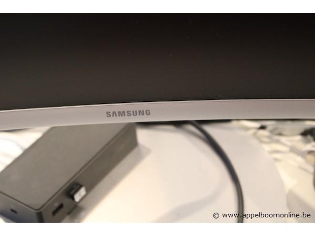 Curved monitor - samsung draadloos toetsenbord - logitech draadloze muis - logitech docking station - hp luidspreker - afbeelding 2 van  2