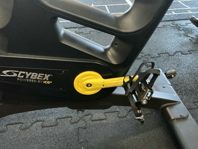 Cybex indoor cycle met scherm spinningbike - afbeelding 7 van  23
