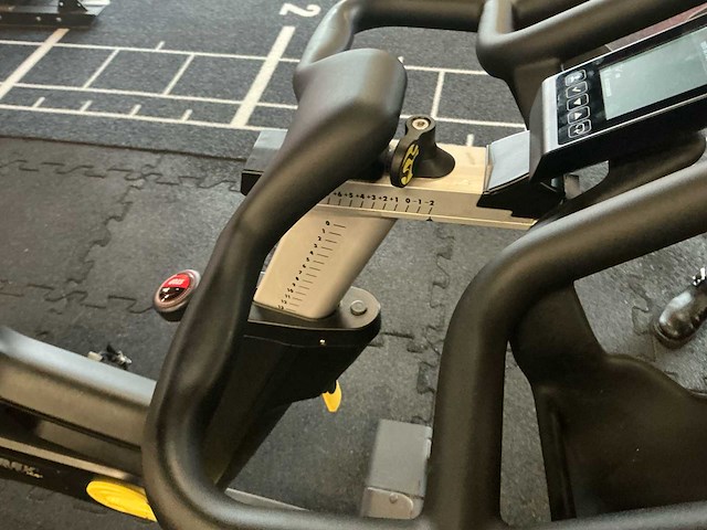Cybex indoor cycle met scherm spinningbike - afbeelding 10 van  23