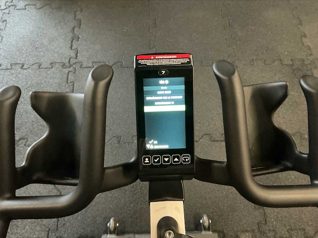 Cybex indoor cycle met scherm spinningbike - afbeelding 11 van  23