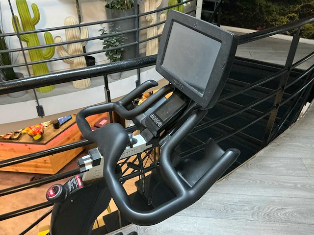 Cybex indoor cycle met scherm spinningbike - afbeelding 14 van  23