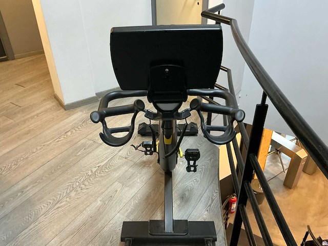 Cybex indoor cycle met scherm spinningbike - afbeelding 16 van  23