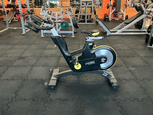 Cybex indoor cycle met scherm spinningbike - afbeelding 12 van  23