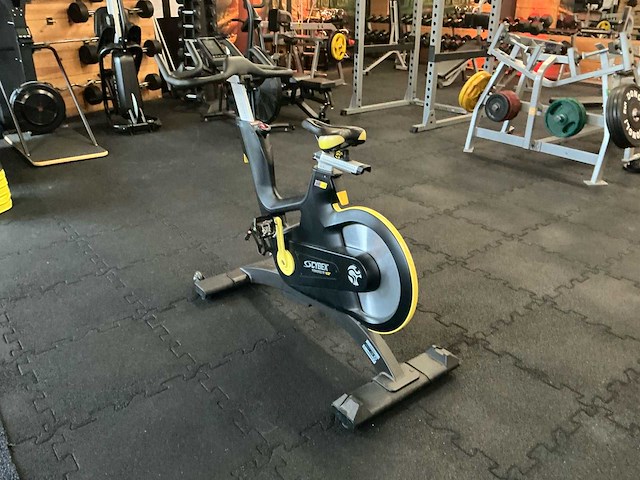 Cybex indoor cycle met scherm spinningbike - afbeelding 17 van  23
