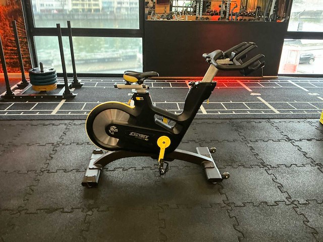 Cybex indoor cycle met scherm spinningbike - afbeelding 20 van  23