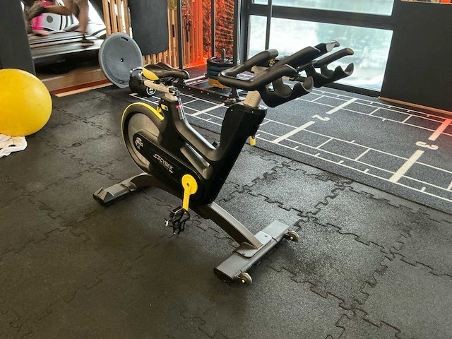 Cybex indoor cycle met scherm spinningbike - afbeelding 21 van  23
