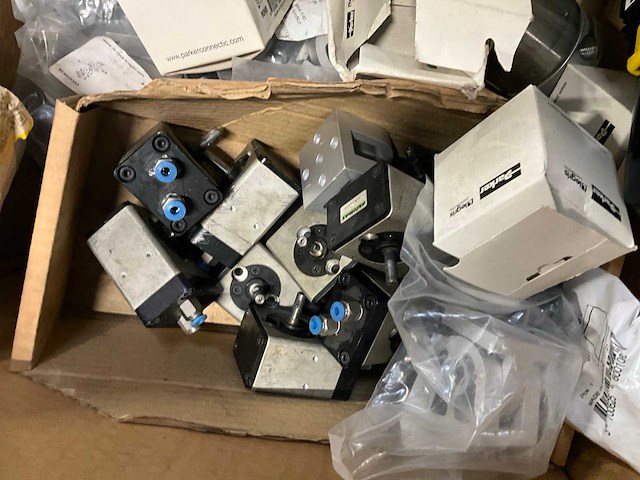 Cylinders, ventielen en diversen (72x) - afbeelding 2 van  13