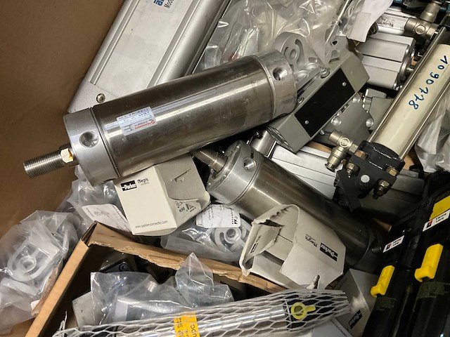 Cylinders, ventielen en diversen (72x) - afbeelding 4 van  13