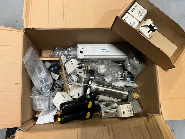 Cylinders, ventielen en diversen (72x) - afbeelding 10 van  13