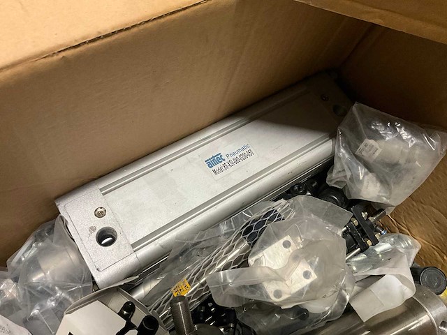 Cylinders, ventielen en diversen (72x) - afbeelding 11 van  13