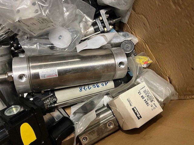 Cylinders, ventielen en diversen (72x) - afbeelding 12 van  13