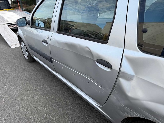 Dacia - 2011 - logan - personenauto - afbeelding 9 van  25