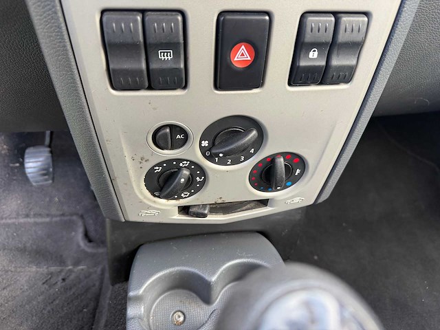 Dacia - 2011 - logan - personenauto - afbeelding 12 van  25