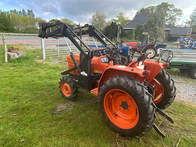 Daedong met voorlader - minitractor - afbeelding 10 van  17