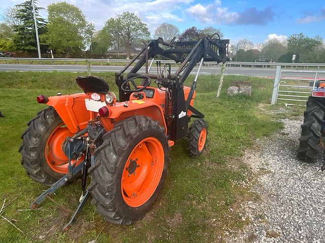 Daedong met voorlader - minitractor - afbeelding 12 van  17