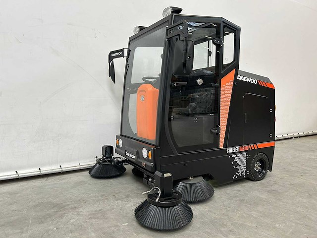 Daewoo - 2025 - das100 - parkeerplaats veegmachine - afbeelding 4 van  30