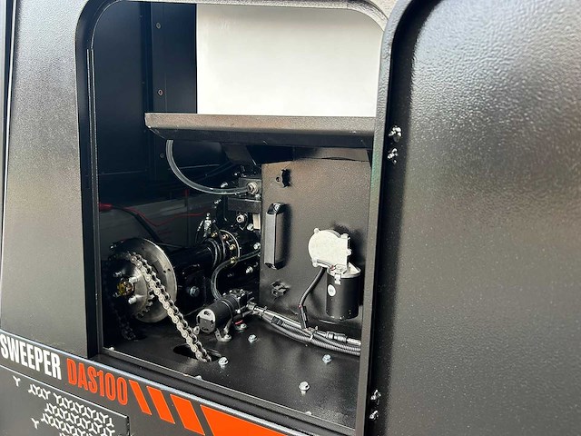 Daewoo - 2025 - das100 - parkeerplaats veegmachine - afbeelding 13 van  30