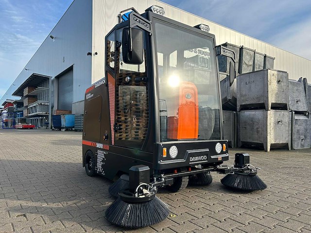 Daewoo - 2025 - das100 - parkeerplaats veegmachine - afbeelding 1 van  27