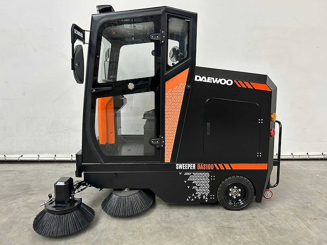 Daewoo - 2025 - das100 - parkeerplaats veegmachine - afbeelding 13 van  26