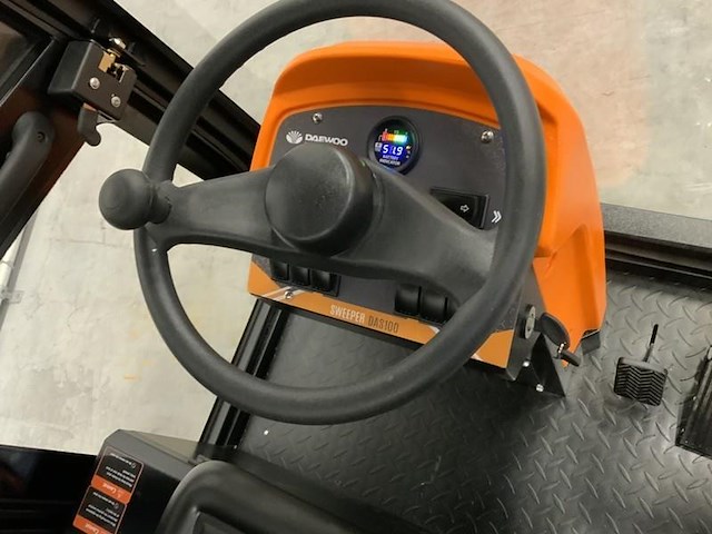 Daewoo - 2025 - das100 - straatveegmachine - afbeelding 10 van  25