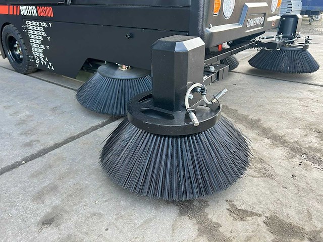 Daewoo - 2025 - das100 - straatveegmachine - afbeelding 19 van  28