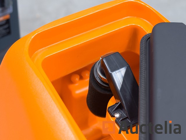 Daewoo dafr70 zit-schrobmachine - afbeelding 13 van  19