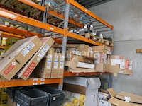 Dakraam en tegel- en leisteenaftakking in verschillende maten