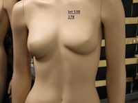 Dames mannequin op glazen voet - afbeelding 1 van  1