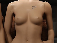 Dames mannequin op glazen voet - afbeelding 1 van  1