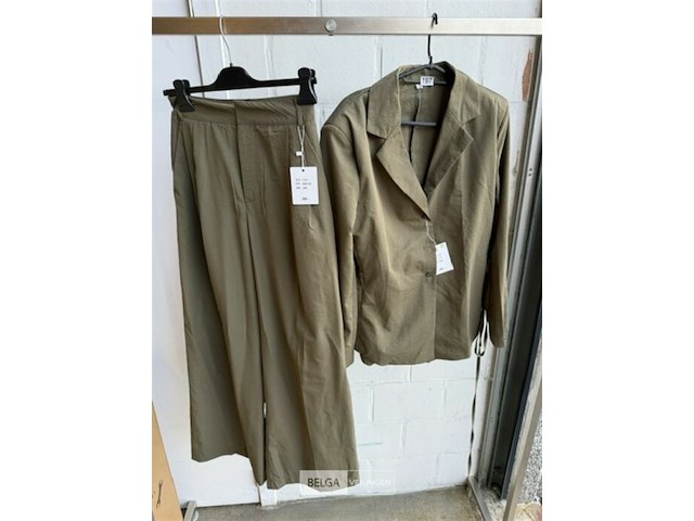 Dames set blazer + broek maat xs - afbeelding 2 van  3