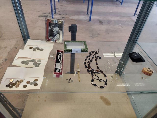 Dameshorloge verdal, 2 kettingen, 5 armbandjes, 2 paar oorbellen, partij munten - afbeelding 1 van  2