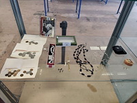 Dameshorloge verdal, 2 kettingen, 5 armbandjes, 2 paar oorbellen, partij munten - afbeelding 1 van  2