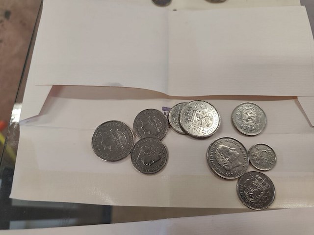 Dameshorloge verdal, 2 kettingen, 5 armbandjes, 2 paar oorbellen, partij munten - afbeelding 10 van  15