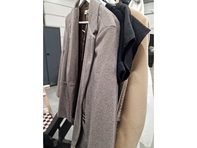 Dameskledij op hangers en rek - afbeelding 2 van  11