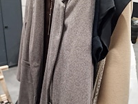 Dameskledij op hangers en rek - afbeelding 2 van  11