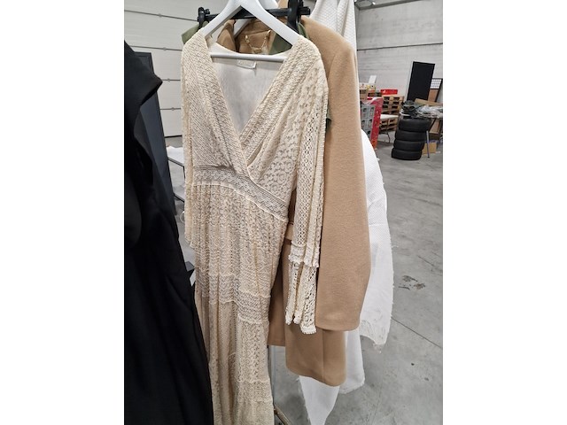 Dameskledij op hangers en rek - afbeelding 3 van  11