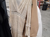 Dameskledij op hangers en rek - afbeelding 3 van  11