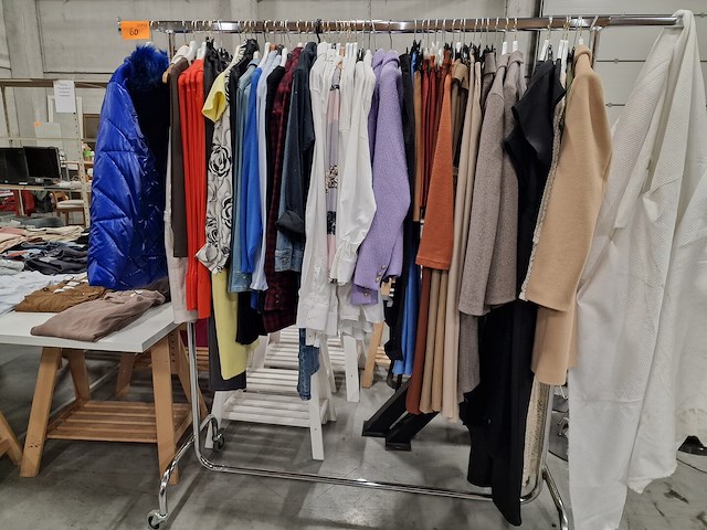 Dameskledij op hangers en rek - afbeelding 1 van  11