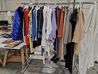 Dameskledij op hangers en rek - afbeelding 1 van  11