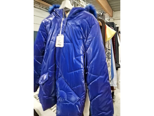 Dameskledij op hangers en rek - afbeelding 4 van  11