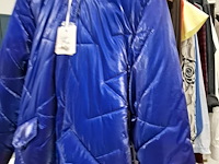 Dameskledij op hangers en rek - afbeelding 4 van  11