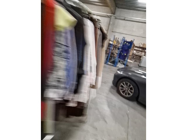 Dameskledij op hangers en rek - afbeelding 5 van  11