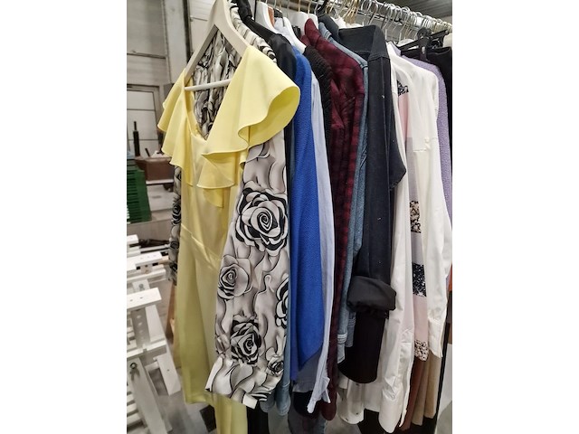 Dameskledij op hangers en rek - afbeelding 6 van  11