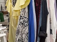 Dameskledij op hangers en rek - afbeelding 6 van  11