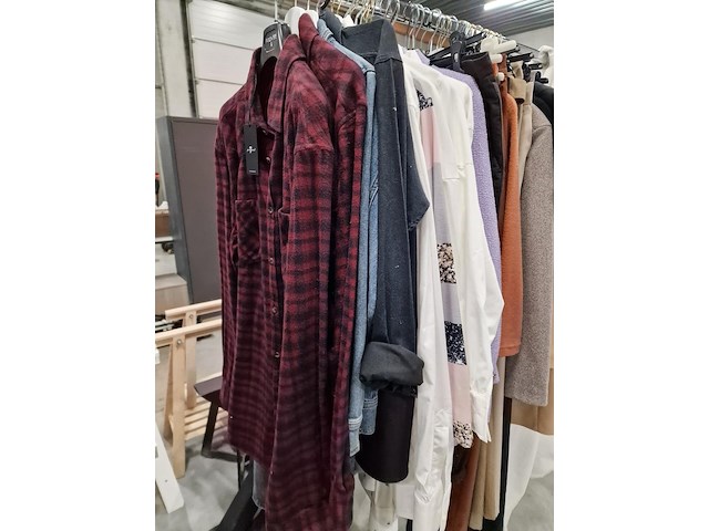 Dameskledij op hangers en rek - afbeelding 7 van  11