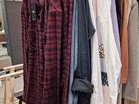 Dameskledij op hangers en rek - afbeelding 7 van  11