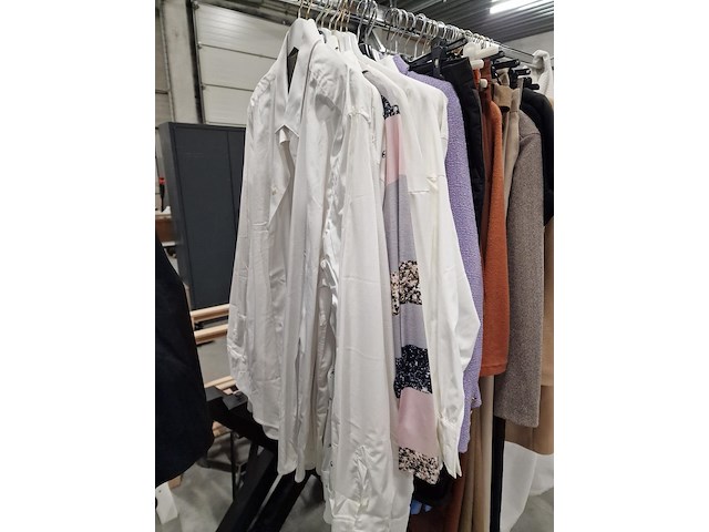 Dameskledij op hangers en rek - afbeelding 8 van  11